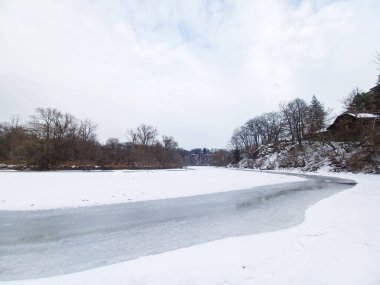 Kışın kıyıdan gelen buzla kaplı nehir manzarası