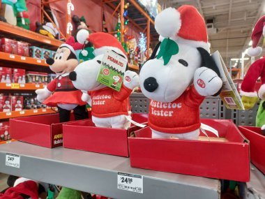 Toronto, On, Kanada - Aralık 2024: Home Depot 'taki Noel süslemeleri ile raflara bakın