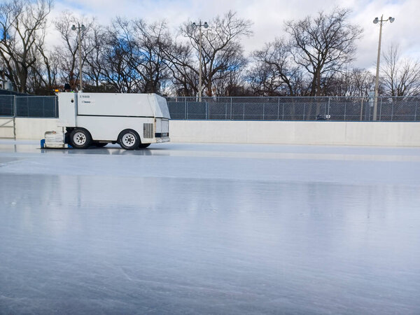 Торонто, Канада - 10 января 2025 года: Машина для очистки льда Zamboni очищает каток в парке