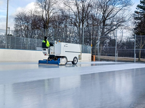 Торонто, Канада - 10 января 2025 года: Машина для очистки льда Zamboni очищает каток в парке