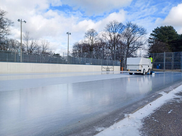 Торонто, Канада - 10 января 2025 года: Машина для очистки льда Zamboni очищает каток в парке