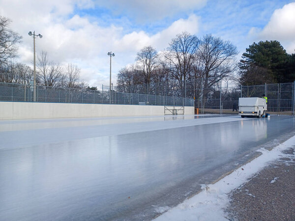 Торонто, Канада - 10 января 2025 года: Машина для очистки льда Zamboni очищает каток в парке