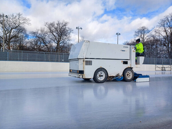 Торонто, Канада - 10 января 2025 года: Машина для очистки льда Zamboni очищает каток в парке