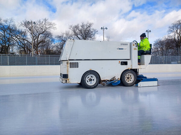 Торонто, Канада - 10 января 2025 года: Машина для очистки льда Zamboni очищает каток в парке