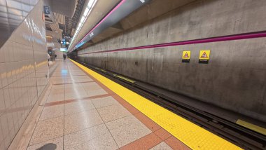Toronto, ON, Kanada - 18 Ekim 2025: Boş bir metro platformu işaretli ve raylı modern bir istasyon gösteriyor.