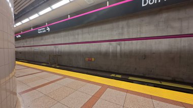 Toronto, ON, Kanada - 18 Ekim 2025: Boş bir metro platformu işaretli ve raylı modern bir istasyon gösteriyor.