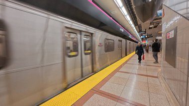 Toronto, ON, Kanada - 18 Ekim 2025: Boş bir metro platformu işaretli ve raylı modern bir istasyon gösteriyor.