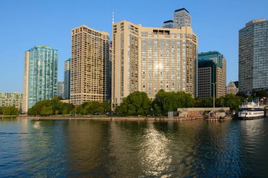 Toronto, ON, Kanada - 18 Ekim 2025: Toronto şehir merkezi, modern gökdelenleri ve stadyumu suyun karşısından görülüyor.