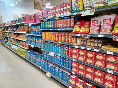 Toronto, On, Kanada - 30 Ekim 2024: Büyük Toronto Bölgesi 'nde Coppa' nın taze market zincirindeki ürünlerle koridorlarda ve raflarda Inverior View.