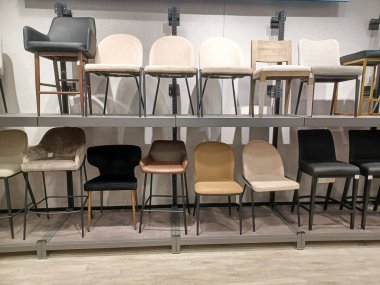 Toronto, On, Kanada - 20 Aralık 2024: Ev mobilyası ve ev eşyalarıyla raf manzarası.