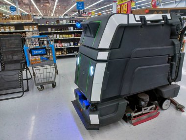 Toronto, On, Kanada - 9 Eylül 2024: Büyük bir robot elektrik süpürgesi bir mağazanın satış bölgesinde hareket ediyor.