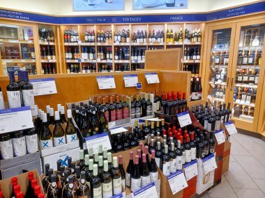 Toronto, On, Kanada - 30 Kasım 2024: LCBO alkol mağazasının iç görünümü