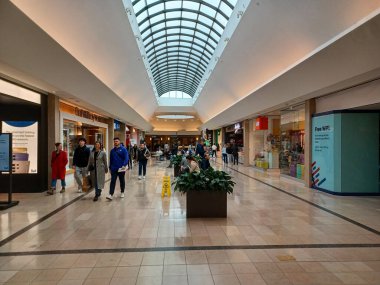 Toronto, On, Kanada - 21 Kasım 2024: Toronto Alışveriş Merkezinde İçeriden Bakış.