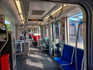 Toronto, ON, Kanada 19 Temmuz 2024: Toronto 'da modern bir tramvay kırmızı yastıklı koltukları ve temiz, iyi ışıklandırılmış iç mekanı ile neredeyse boş çalışıyor..