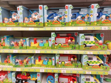 Toronto, On, Kanada - 27 Kasım 2024 Oyuncaklar R Us mağazasındaki oyuncaklarla birlikte raflara bakın.