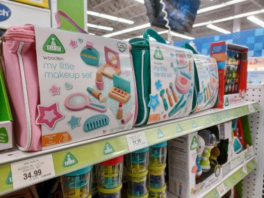 Toronto, On, Kanada - 27 Kasım 2024 Oyuncaklar R Us mağazasındaki oyuncaklarla birlikte raflara bakın.