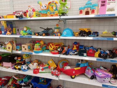 Toronto, On, Kanada - 27 Kasım 2024: Value Village ikinci el mağazasındaki oyuncak bölümüne bakın