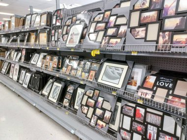 Toronto, On, Kanada - 30 Kasım 2024: Walmart süpermarketindeki malzeme bölümüne bakın.