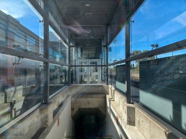 Burlington, ON, Kanada 2 Ağustos 2024: Bronte GO tren istasyonunun görüntüsü.