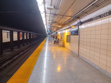 Toronto, ON, Kanada - 13 Ekim 2025: içerideki Royal York metro istasyonuna bakın.