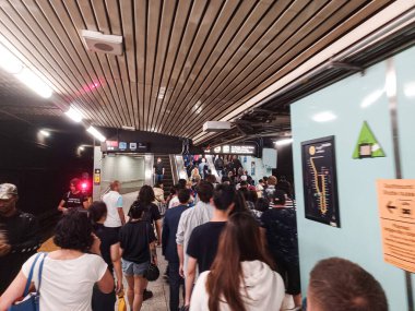 Toronto, ON, Kanada - 4 Ekim 2025: İçerideki York metro istasyonuna bakın