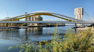 Toronto, ON, Kanada - 13 Ekim 2025: Şehir merkezi gökyüzü modern bir yaya köprüsünün yanındaki su üzerinde görülebiliyor.