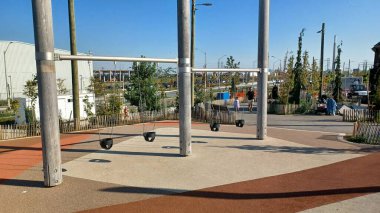 Toronto, ON, Kanada - 15 Ekim 2025: Ahşap direkler ve kayalarla modern Biidaasige Park manzarası