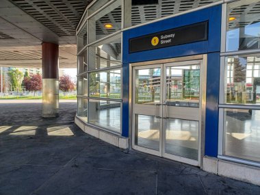 Toronto, ON, Kanada - 1 Ekim 2025: Sheppard - Batı metro istasyonu