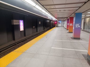 Toronto, ON, Kanada - 26 Nisan 2025: İçerideki Wellesley metro istasyonuna bakın