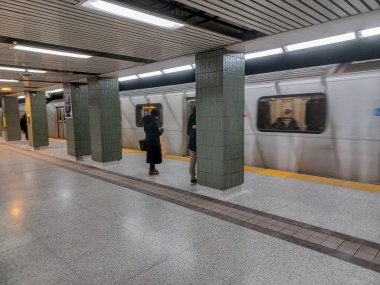 Toronto, ON, Kanada - 27 Nisan 2025: Osgoode metro istasyonunda (Yeşil Hat) görüntüle
