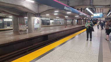 Toronto, ON, Kanada - 27 Nisan 2025: İçerideki Sheppard-Younge metro istasyonuna bakın