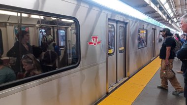 Toronto, ON, Kanada - 24 Eylül 2025: Davisville metro istasyonuna bakın