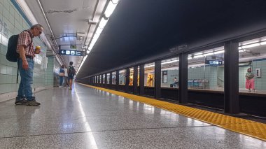 Toronto, ON, Kanada - 24 Eylül 2025: Bloor ve Young metro istasyonunda (Yeşil Hat) görüntüle