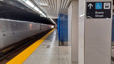 Toronto, ON, Kanada - 28 Eylül 2025: İçerideki Eglinton metro istasyonuna bakın