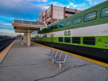 Etobikola, ON, Kanada 20 Ekim 2024: Oakville Go tren istasyonu manzarası.