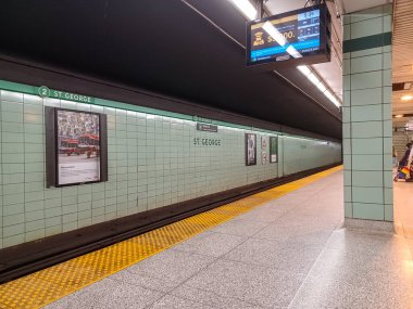 Toronto, ON, Kanada - 24 Nisan 2025: İçerideki St. George metro istasyonuna bakın
