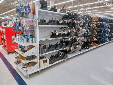 Toronto, ON, Kanada - 27 Nisan 2025: Walmart süpermarketinin malzeme bölümüne bakın.