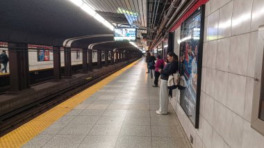 Toronto, ON, Kanada - 3 Ekim 2025: Summerhill Metro İstasyonu içerisindeki görüntüleme