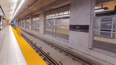Ottawa, ON, Kanada - 30 Eylül 2025: İçerideki Lyon metro istasyonunda (Hat 1) görüntüle