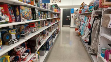 Toronto, ON, Kanada - 13 Ekim 2025: Renkli çocuk kıyafetlerinin rafları parlak aydınlatılmış bir perakende mağazasında sergileniyor.