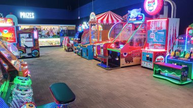 Toronto, ON, Kanada - 7 Ekim 2025: Çeşitli renkli atari makineleri eğlence merkezinde arka arkaya dururlar.