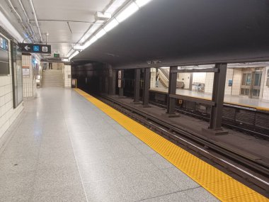 Toronto, ON, Kanada - 26 Nisan 2025: İçerideki Spadina metro istasyonuna bakın