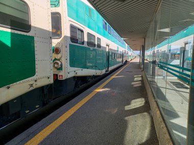 Burlington, ON, Kanada 2 Ağustos 2024: Bronte GO tren istasyonunun görüntüsü.