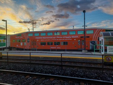 Etobikola, ON, Kanada 20 Ekim 2024: Oakville Go tren istasyonu manzarası.