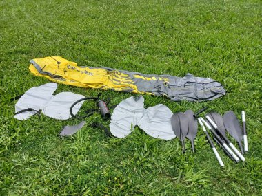 Toronto, ON, Kanada - 24 Ekim 2025: Koltukları, pompası ve kürekleri yeşil çimlere serilmiş sönük şişme bir kano.