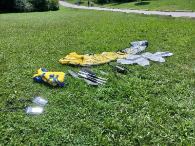 Toronto, ON, Kanada - 24 Ekim 2025: Koltukları, pompası ve kürekleri yeşil çimlere serilmiş sönük şişme bir kano.