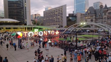 Toronto, Kanada - 19 Ekim 2025: Toronto Waterfront maratonu sırasında koşucular ve izleyicilerle birlikte Nathan Phillips Meydanı 'nın sabah manzarası. 