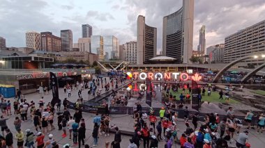 Toronto, Kanada - 19 Ekim 2025: Toronto Waterfront maratonu sırasında koşucular ve izleyicilerle birlikte Nathan Phillips Meydanı 'nın sabah manzarası. 
