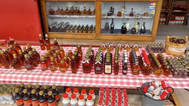 Toronto, ON, Kanada - 31 Ekim 2025 - Çeşitli şişe ve akçaağaç şurubu ürünleri satılığa çıkarıldı.