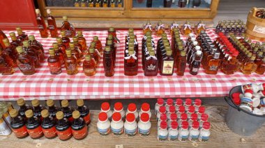 Toronto, ON, Kanada - 31 Ekim 2025 - Çeşitli şişe ve akçaağaç şurubu ürünleri satılığa çıkarıldı.